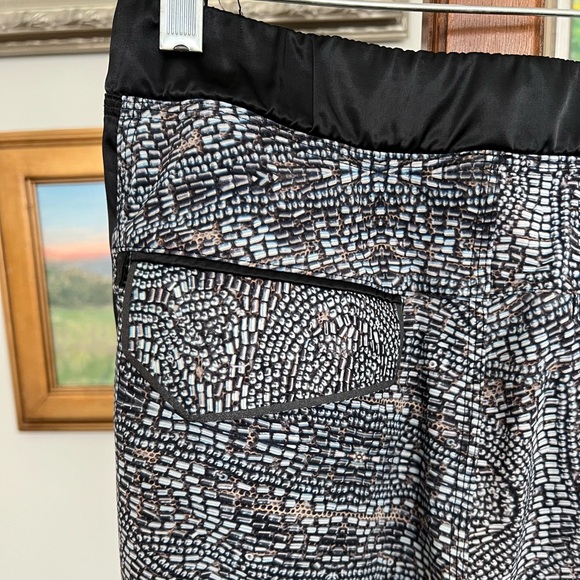 Lululemon Rise and Shine Trousers in Bead Envy Silver Spoon Multi/Black - Picture 11 of 15